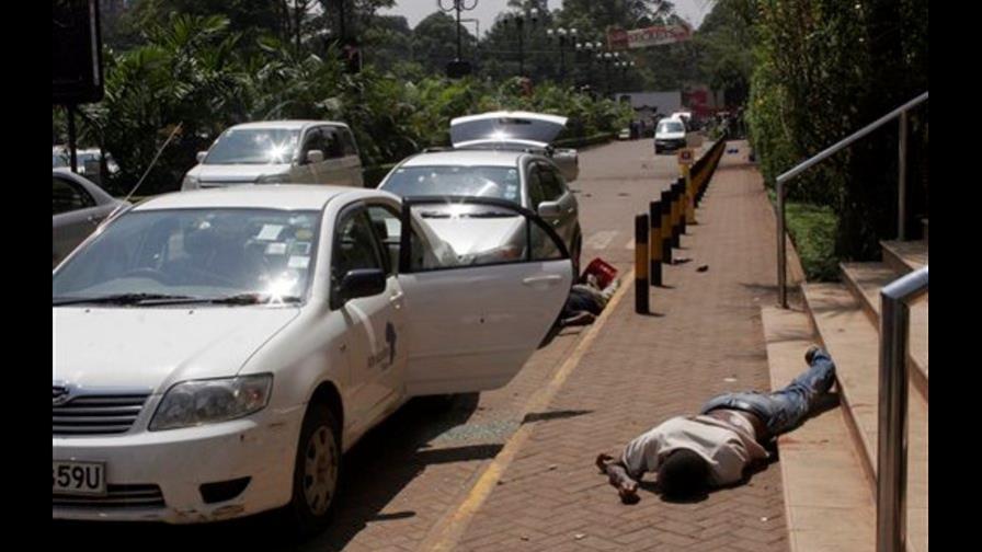 Se atribuye atentado en centro comercial de Nairobi con al menos 30 muertos