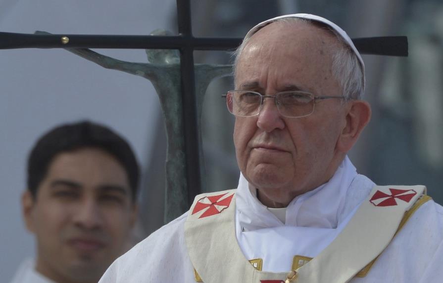 Papa mantiene a prelado que lidia con abuso sexual