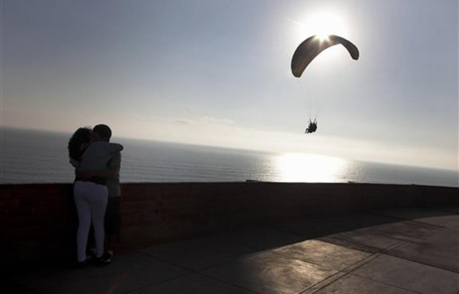 Lima: Turistas se arrojan al vacío en parapente