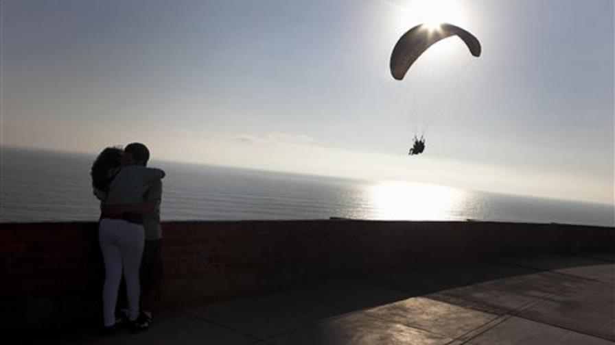 Lima: Turistas se arrojan al vacío en parapente