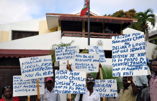 Cierran Consulado de Haití en Santiago; acusan al cónsul de favorecer a delincuentes