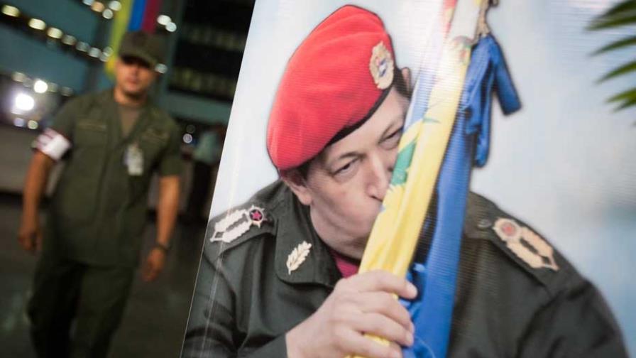 Ministro dice no hay fecha para retorno de Chávez