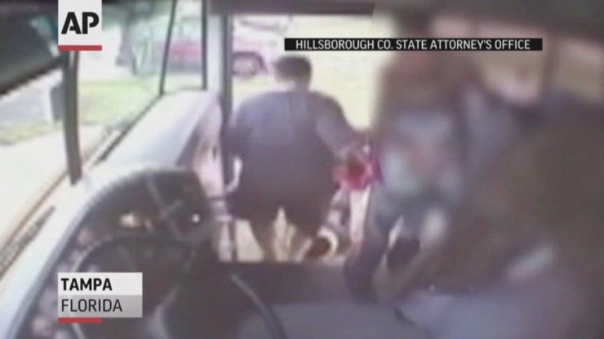 Un chofer de un autobús escolar empuja a una niña con trastornos