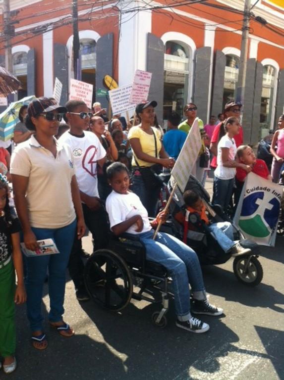 Niños discapacitados marchan por calles de Santiago