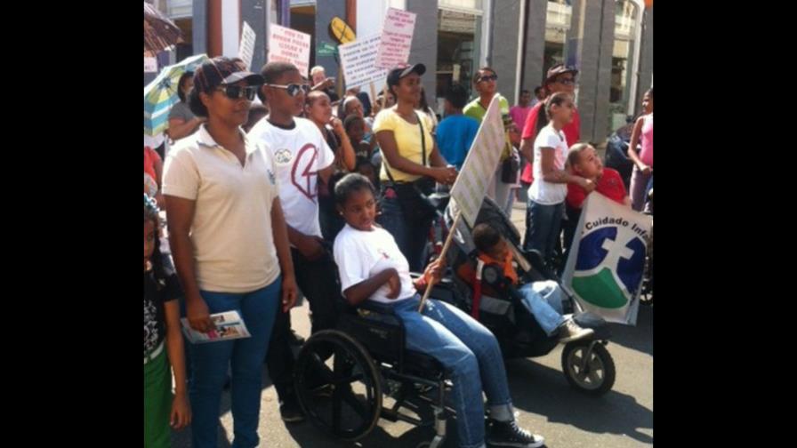 Niños discapacitados marchan por calles de Santiago Niños discapacitados marchan por calles de Santiago