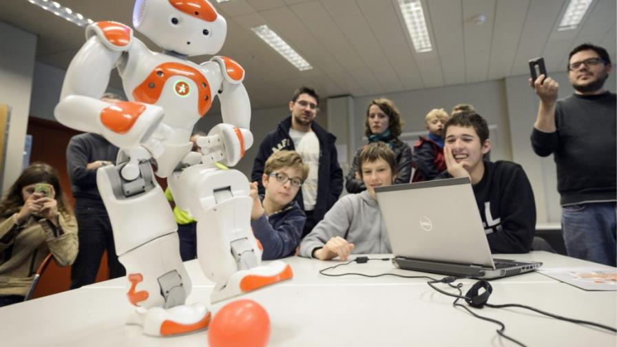 Un robot juega un buen fútbol