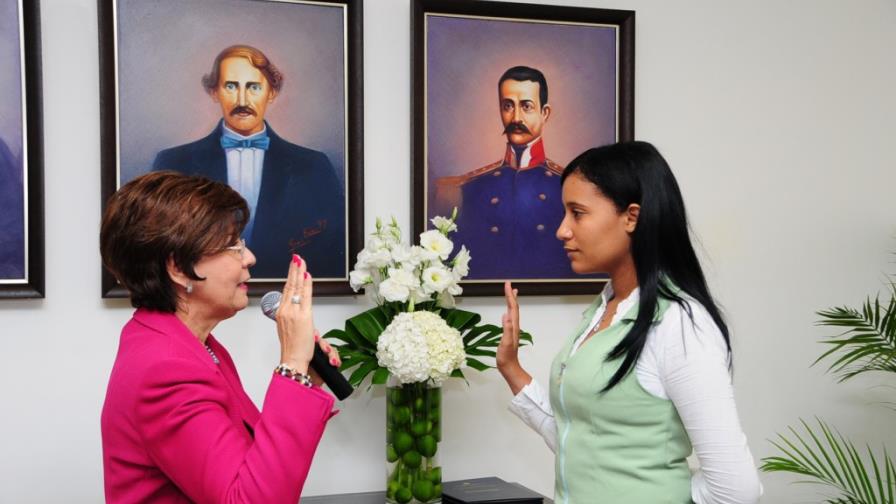 Juramentan estudiante al Consejo Nacional Educación