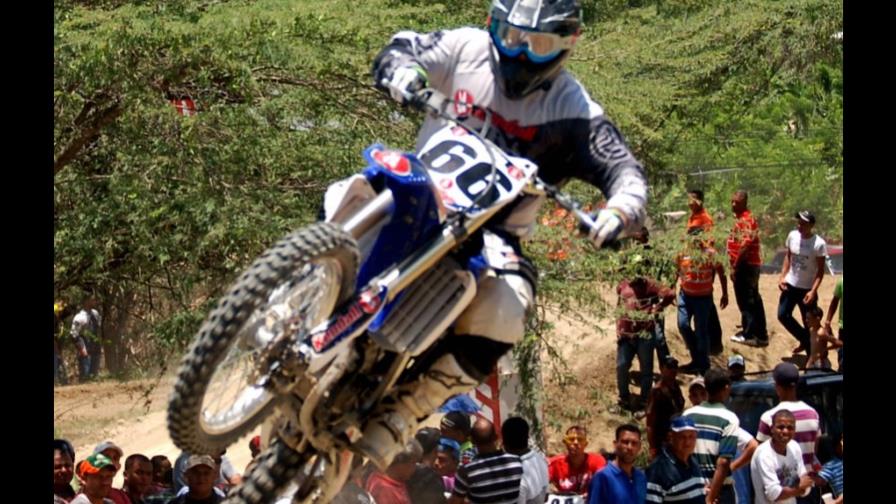 Piloto David Chacón triunfa en motocross
