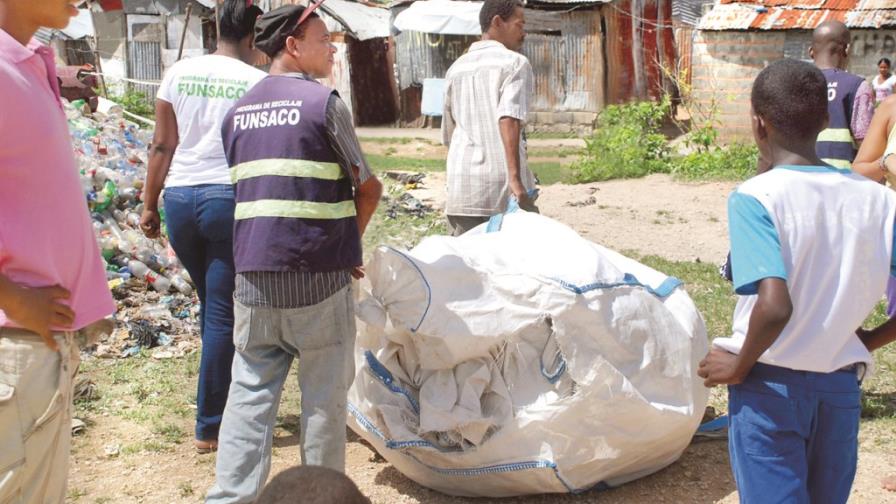 Habitantes de Simón Bolívar y Gualey arrasan con los plásticos
