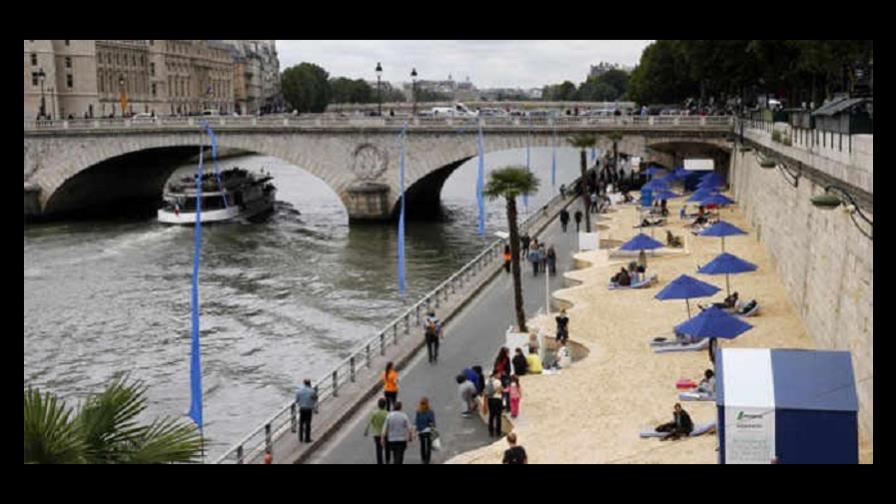 París vierte 5,000 toneladas de arena para construir una playa en el Sena