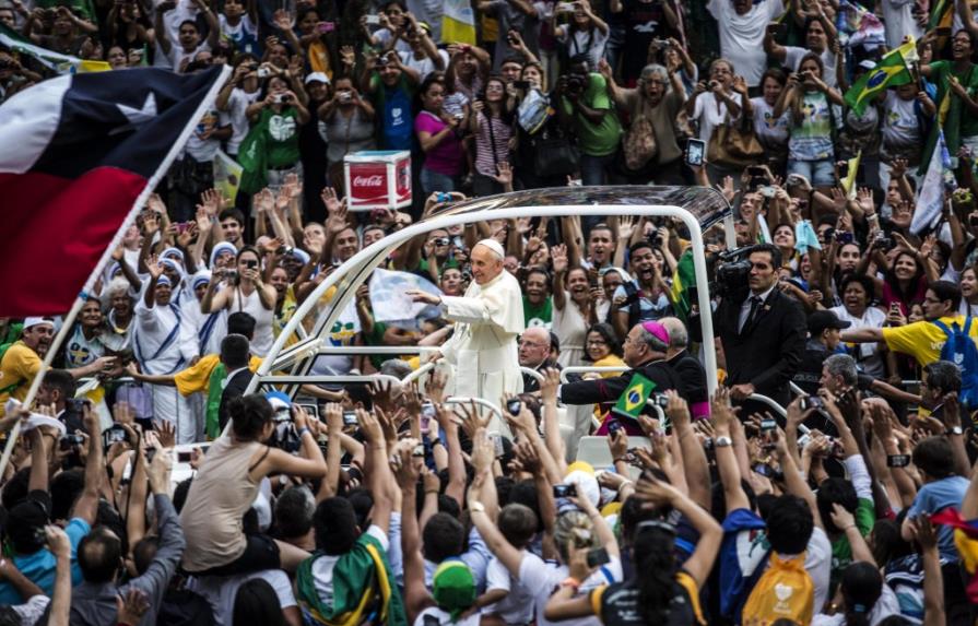 Una multitud recibe al Papa en el centro de Río de Janeiro