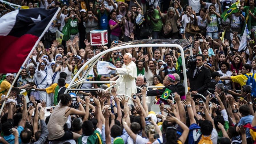 Una multitud recibe al Papa en el centro de Río de Janeiro