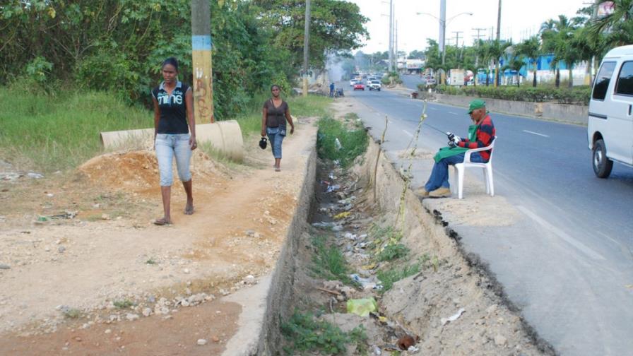 Zanja peligrosa acecha en la avenida Charles de Gaulle