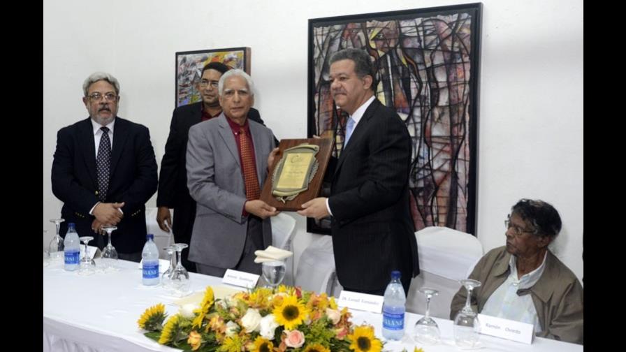 Artistas plásticos reconocen al ex presidente Leonel Fernández