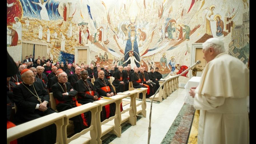 Papa agradece a la Curia y dice que el mal busca ensuciar la belleza de Dios