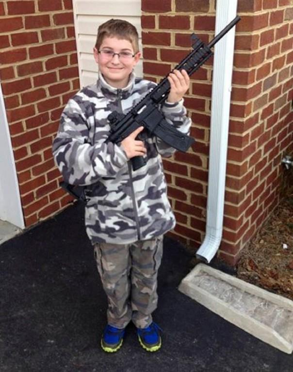 Foto de un niño con un rifle desata polémica actuación policial