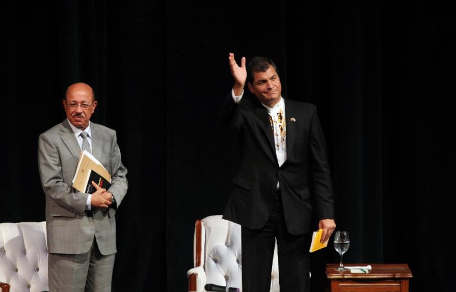 Rafael Correa presenta libro propio en Feria dominicana