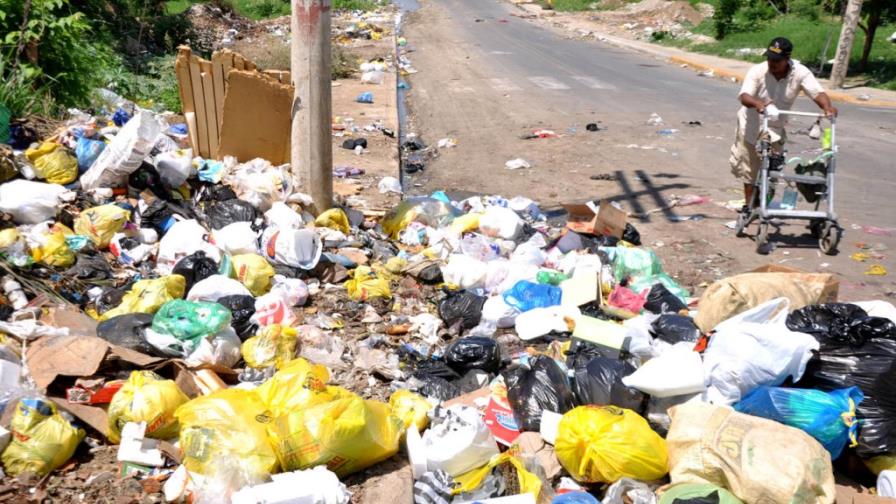 Apresan a 50 personas por lanzar basura en las calles de Santiago