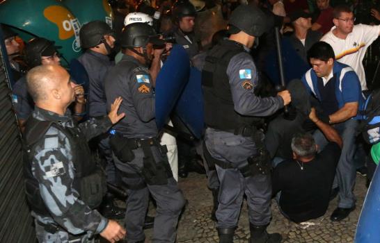 Policía y manifestantes se enfrentan cerca de palacio que recibió al Papa