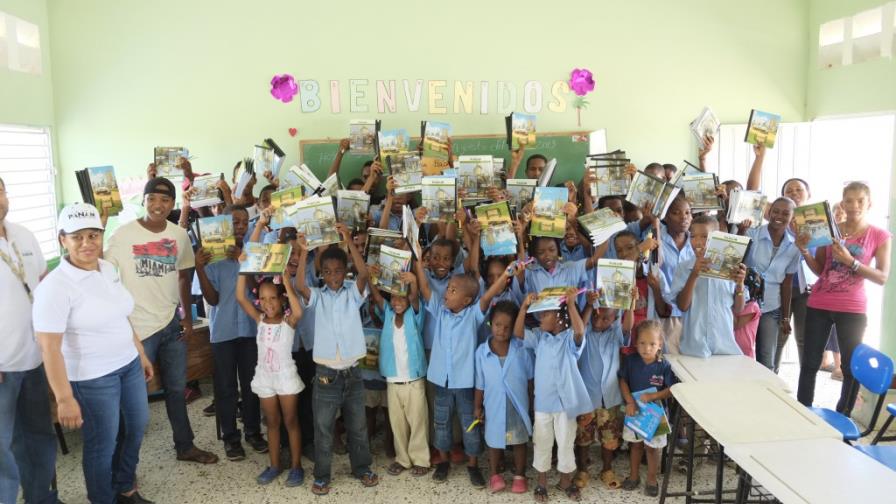 Fundación Estrella y Cemento Panam dona utiles escolares