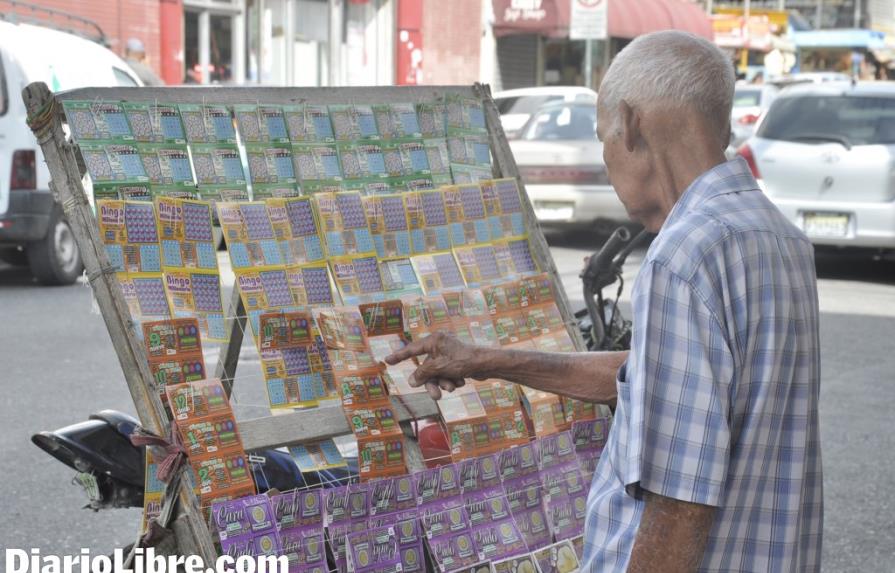 Don Erasmo, 65 años vendiendo quinielas y billetes