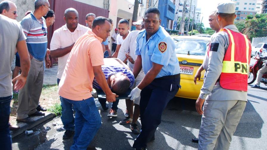 Un herido en un choque con una ambulancia