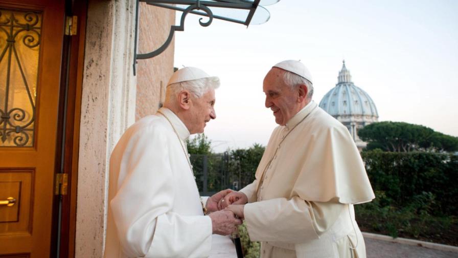 Francisco visita al papa emérito Benedicto XVI para felicitarle la Navidad