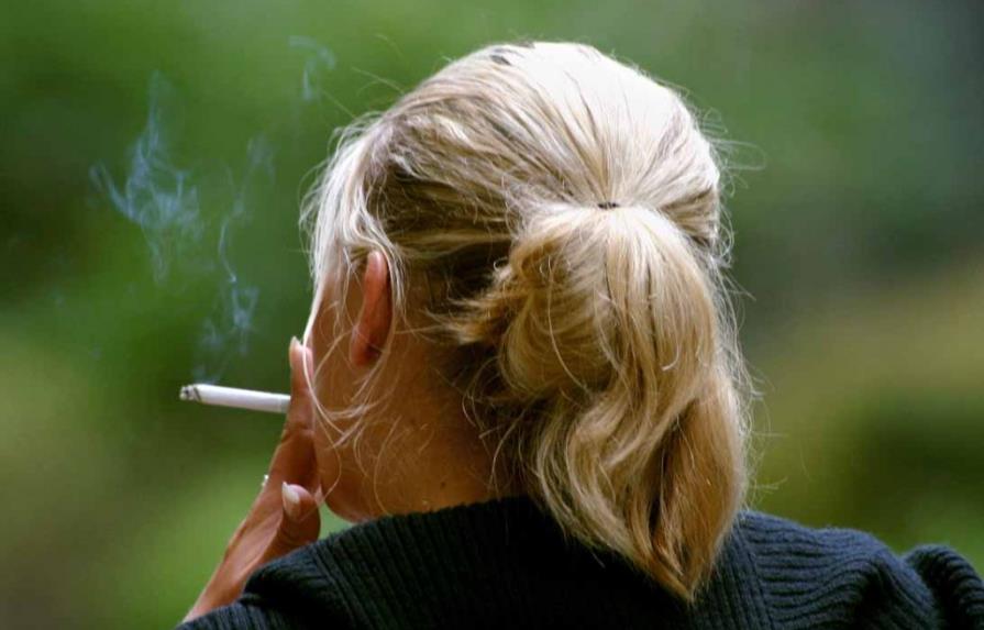 Fumadoras alcanzan a hombres en riesgo de cáncer