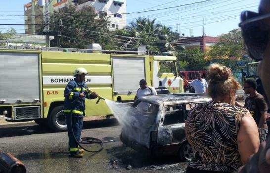 Se incendia carro público en la Avenida Núñez de Cáceres
