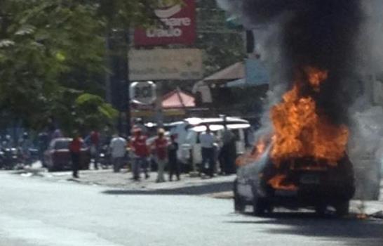 Se incendia carro público en la Avenida Núñez de Cáceres