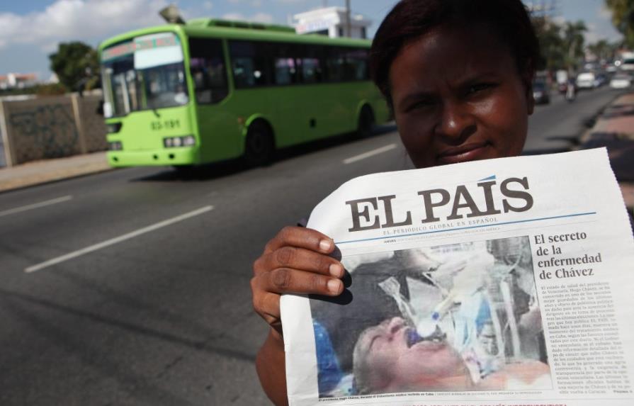 El diario El País retira de su web una falsa foto de Chávez