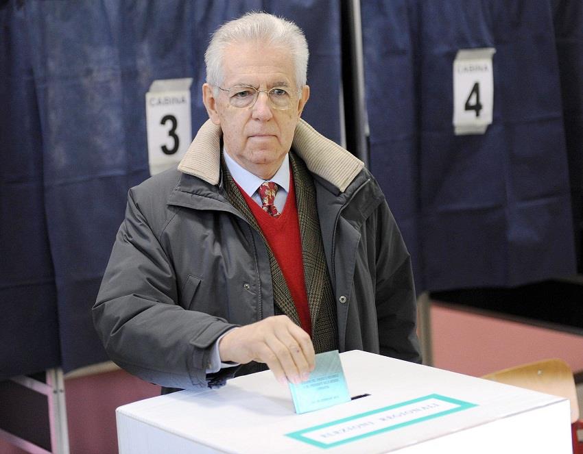 Mario Monti, el primero de los principales candidatos en votar en Italia