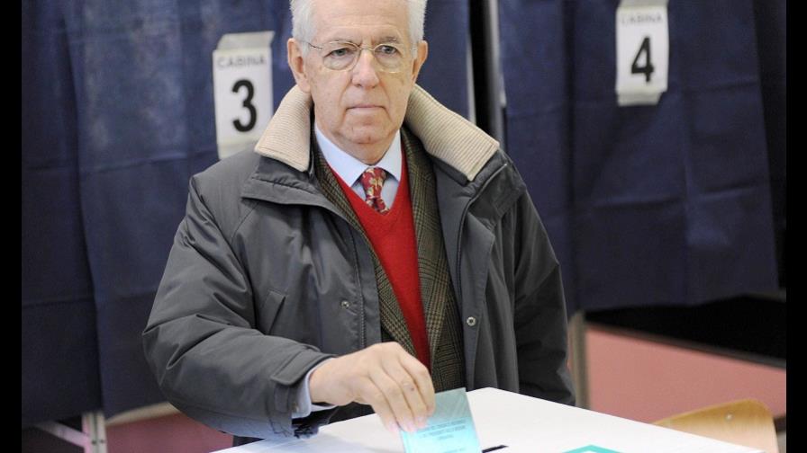 Mario Monti, el primero de los principales candidatos en votar en Italia Mario Monti, el primero de los principales candidatos en votar en Italia
