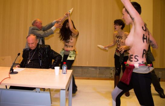 Activistas de Femen arrojan agua bendita al jefe de la Iglesia católica belga