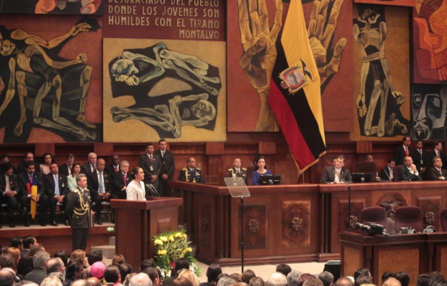 Rafael Correa jura su mandato hasta el 2017