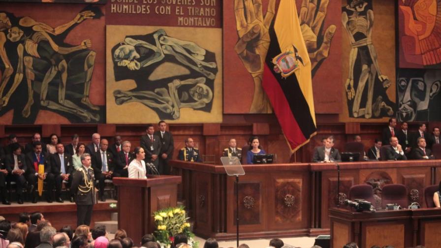 Rafael Correa jura su mandato hasta el 2017