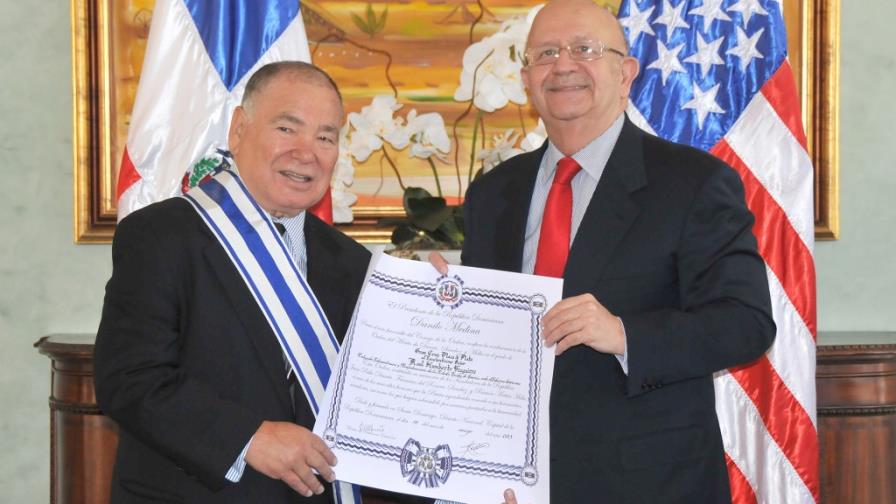 Canciller impone condecoración al saliente embajador de los EE.UU.