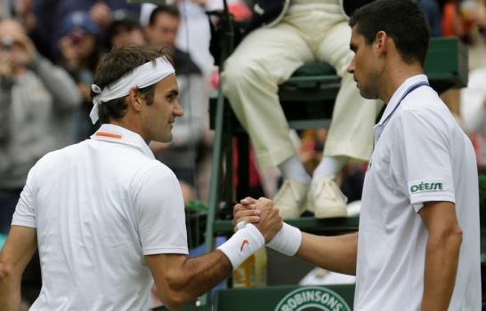 Federer vence a Hanescu y pasa a segunda ronda Federer vence a Hanescu y pasa a segunda ronda