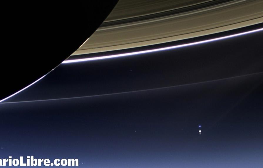 La Tierra vista desde Saturno, apenas un pálido punto azul