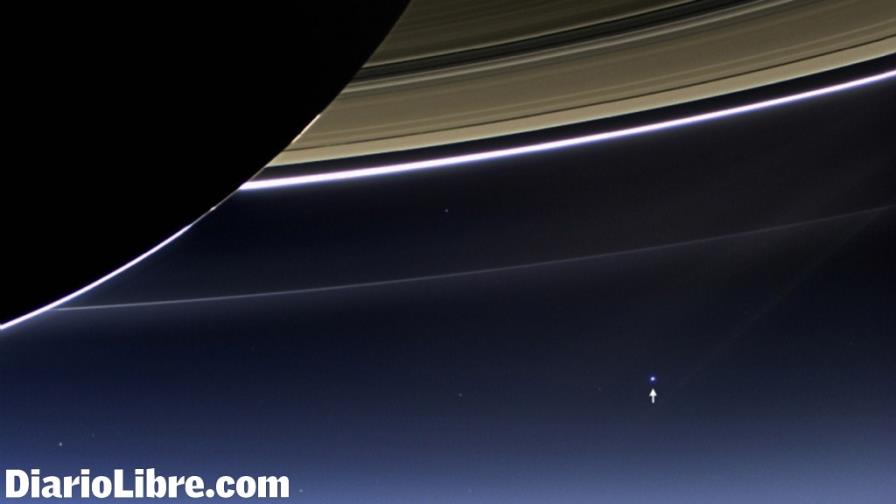 La Tierra vista desde Saturno, apenas un pálido punto azul