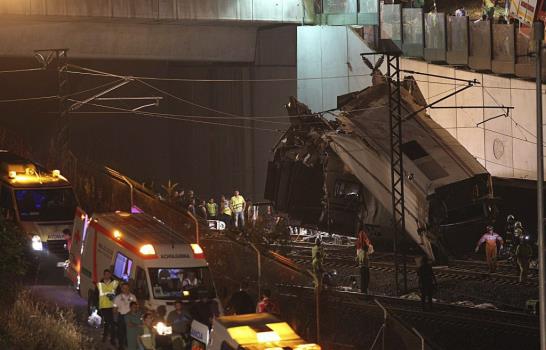 Alrededor de treinta muertos al descarrilar tren en España