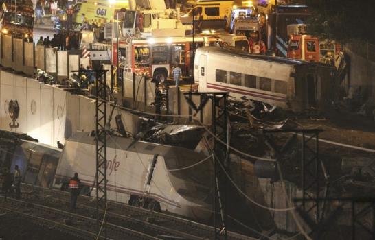 Alrededor de treinta muertos al descarrilar tren en España