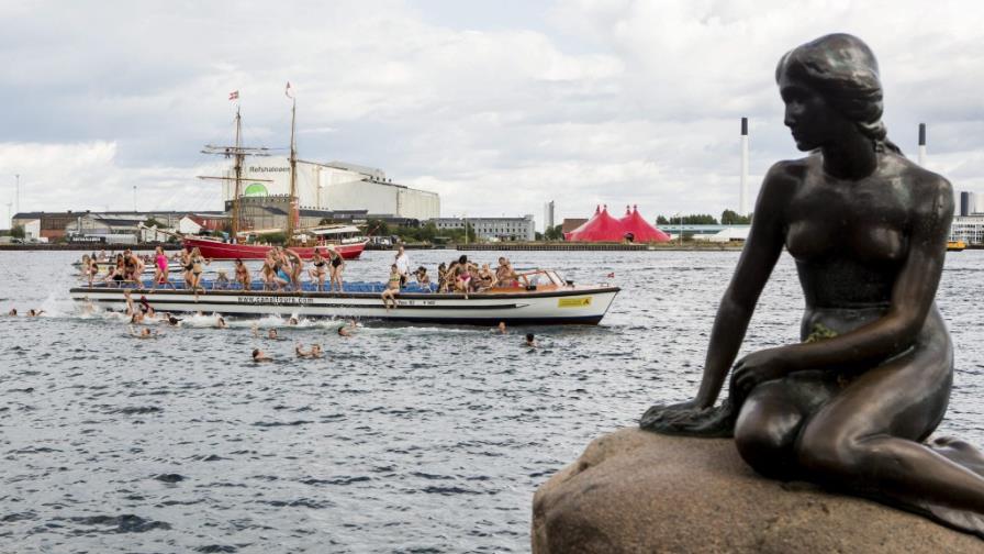La Sirenita, símbolo de Copenhague, celebra un siglo de existencia turbulenta