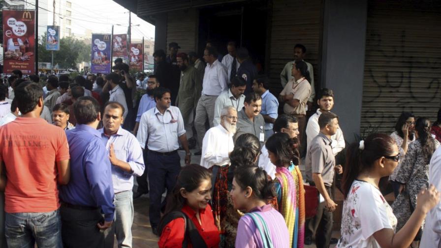 Aumentan a 33 los muertos por un terremoto de 7,7 grados en Pakistán