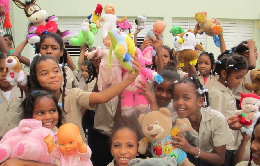 Fundación Mano a Mano dona juguetes a niños dominicanos