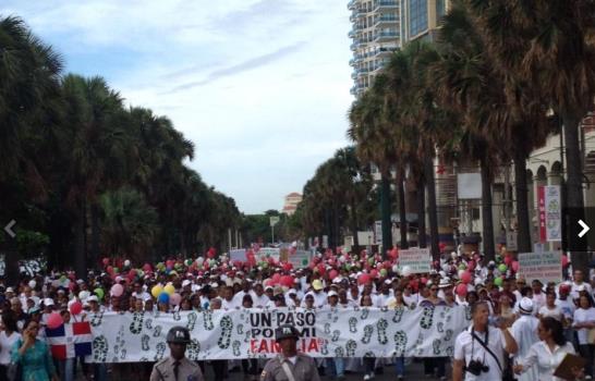 Cientos de personas marchan contra la violencia en el país