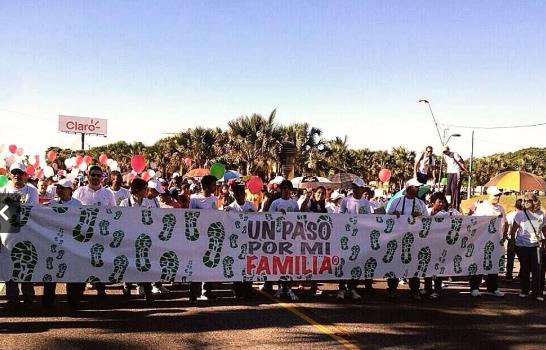 Cientos de personas marchan contra la violencia en el país