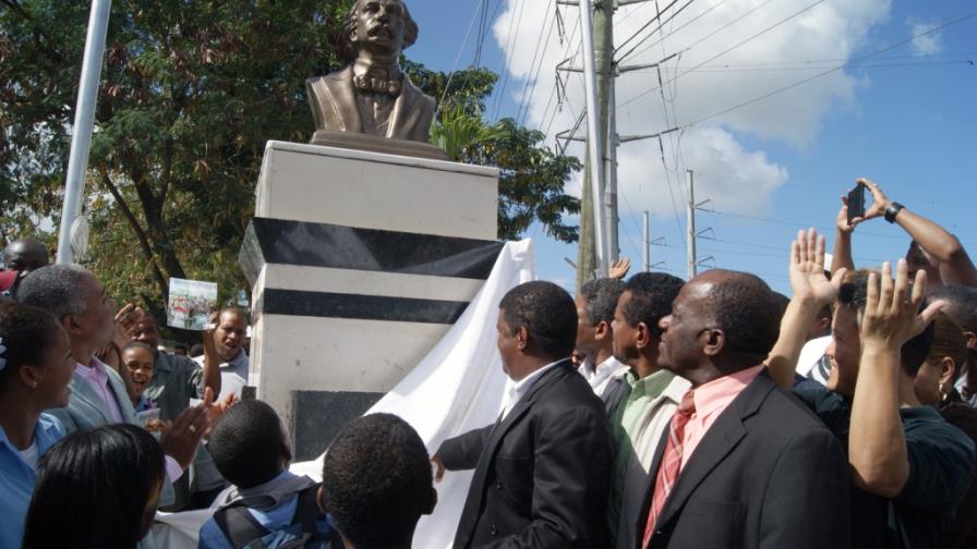 Alcaldía SDN levanta busto en honor a Juan Pablo Duarte