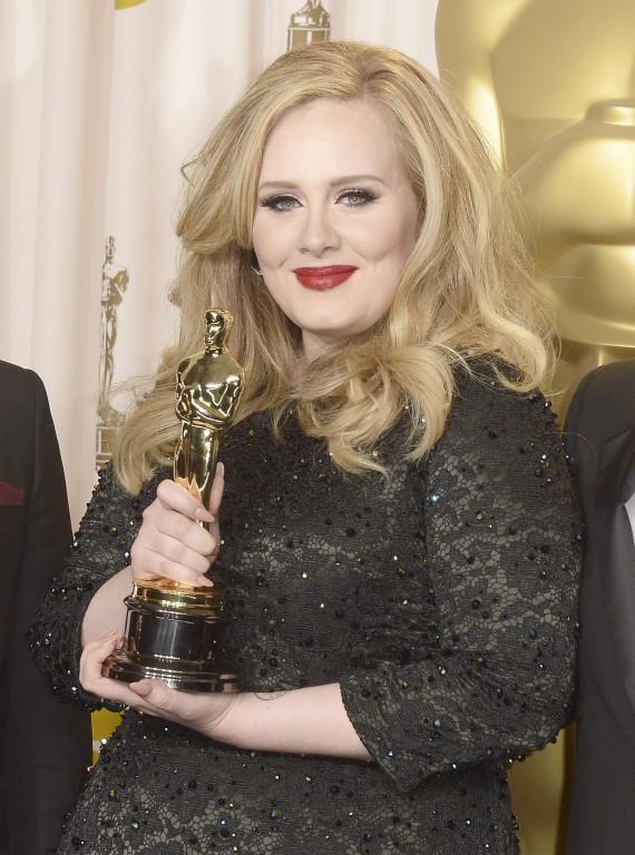 Adele le regala a James Bond su primer Óscar a la mejor canción por Skyfall