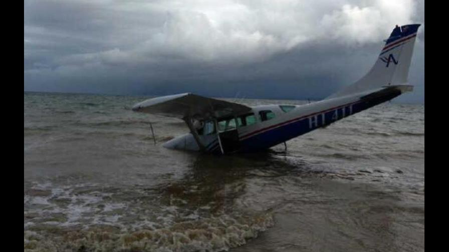 Avioneta se precipita en el mar; ocupantes resultan ilesos